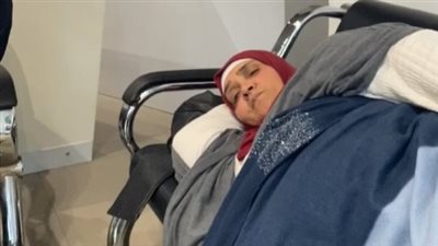 استلفت من طوب الأرض ودفعت 400 ألف.. سيدة تعتصم داخل معرض غبور بعد تأخر تسلم سيارتها سنة ونصف | بث مباشر