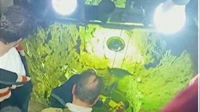 لحظة انتشال جثمان عامل لقي مصرعه أثناء التنقيب عن الآثار أسفل عقار في القليوبية