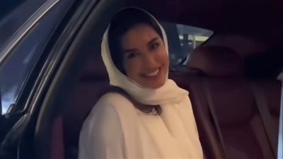 بالطرحة.. ياسمين صبري تصل إلى السعودية لحضور ختام مهرجان البحر الأحمر السينمائي