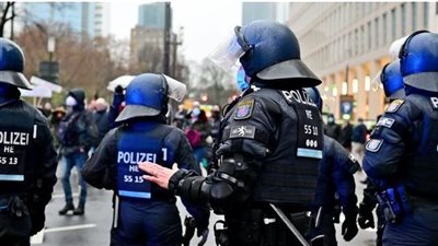 النازيون الجدد.. ألمانيا تنفذ حملات اعتقال بسبب مؤامرات لقلب الحكم ومداهمة البرلمان | القصة الكاملة