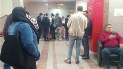أصدقاء وأقارب الطالب ضحية تيك توك يساندونه أمام غرفته بالمستشفى.. ووالده: حالته مستقرة وادعوا له│صور