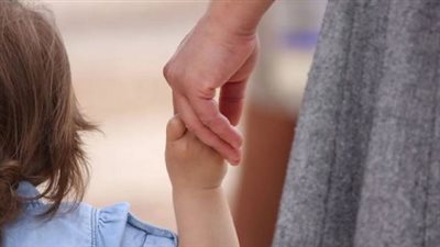 تمارس الفسق والفجور.. محكمة تُسقط حضانة أم منعت زوجها من رؤية طفله