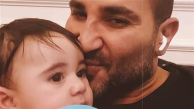 أحمد سعد يكشف وجه ابنته علياء لأول مرة 