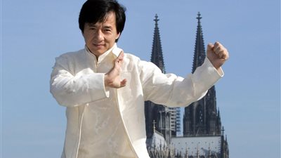 جاكي شان يحمل شعلة افتتاح البارالمبياد في باريس