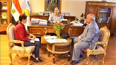 محافظ أسيوط يناقش موقف توفير الأراضي لـ استكمال إنشاء المشروعات بقرى حياة كريمة