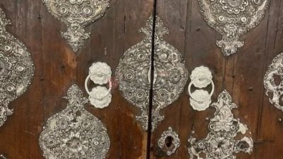  الأوقاف تعيد تركيب مقابض مسجد الحسين بعد يومين من التحقيق في اختفائها | خاص 