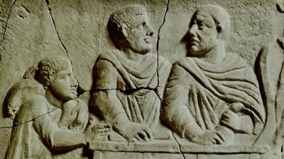 متحف السويس القومي يعلن عرض قطعة لصراف روماني على طاولة لعد النقود 