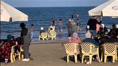 المشهد الوحيد على شواطئ العالم اليوم.. شاطئ بورسعيد كامل العدد في فصل الشتاء | صور وفيديو
