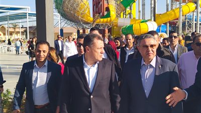 وزير السياحة ومحافظ البحر الأحمر يفتتحان أكبر مدينة ترفيهية للألعاب المائية في الشرق الأوسط