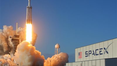 شركة مملوكة لإيلون ماسك تطلق رحلة للفضاء لأبعد نقطة عن الأرض منذ 50 عاما