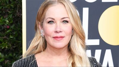 كريستينا آبلجيت تروي تحديها لمرضها واستكمال تصوير مسلسل The Dead to Me