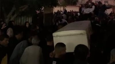 المئات يشيّعون جثمان شاب قُتل على يد آخرين ببورسعيد | بث مباشر
