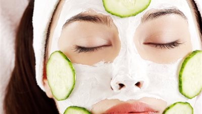 أبرزها الخيار.. ماسكات لـ العناية بالبشرة بعد التعرض للشمس 