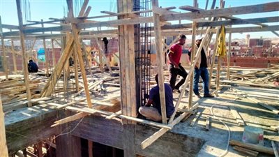 وقف أعمال بناء بدون ترخيص ومصادرة المعدات بأسوان