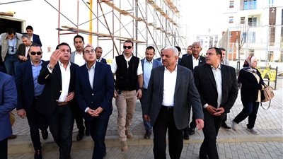 رئيس الوزراء يتفقد مشروع المجمع الطبي الشامل بالسويس