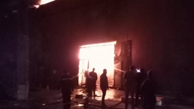 انتداب المعمل الجنائي لفحص أسباب حريق مصنع في شبرا