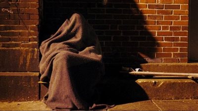 كان يعيش بلا مأوى.. وفاة شاب مصري في إيطاليا بسبب شدة البرد | بث مباشر