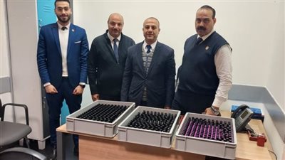 ضبط راكبة حاولت تهريب 640 عبوة مستحضرات تجميل داخل الأحذية والشنط الحريمي | صور 