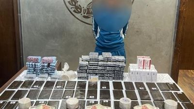 القبض على تاجر مخدرات بحوزته 6 كيلو حشيش و5 أسطوانات هيروين بالمقطم 