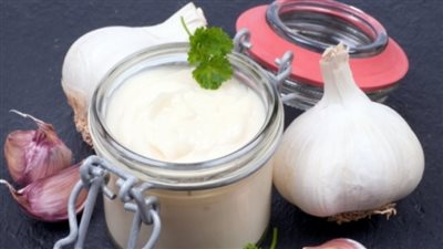 طريقة عمل الثومية السوري بالنشا.. وصفات صحية بالزبادي والمايونيز