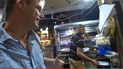 يوتيوبر فرنسي شهير يشيد بأمانة صاحب مطعم في الأقصر والفيديو يلقى مشاهدات عالية