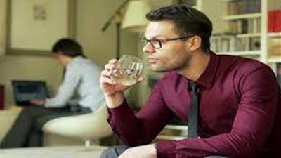 تجنب تناولها أثناء الوقوف..كيفية شرب الماء بالطريقة الصحيحة