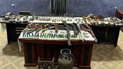 القبض على 17 متهما بحوزتهم أسلحة نارية ومخدرات بأسيوط