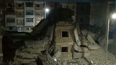 انهيار عمارة خالية من السكان في السويس