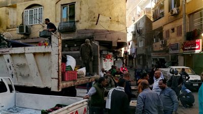 حملة أمنية لإزالة إشغالات الباعة الجائلين ومنع وقوف التوك توك بالإسكندرية 