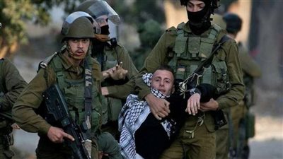 قوات الاحتلال تعتقل 21 فلسطينيا بالضفة الغربية بالتزامن مع اقتحام عشرات المستوطنين المسجد الأقصى