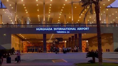 21 ألف سائح يصلون إلى مطاري الغردقة ومرسى علم على متن 142 رحلة طيران