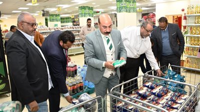 محافظ أسوان يقود حملة مكبرة مفاجئة بالأسواق والمجمعات الاستهلاكية
