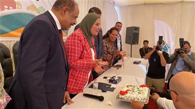 صناع الخير.. سيدة تهدي وزيرة التضامن تورتة ابتهاجا بمنزلها الجديد في الأقصر 