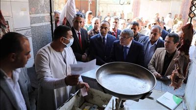 محافظ المنيا يوجه بإغلاق وتشميع عدد من محال المواد الغذائية للبيع بأسعار عالية 