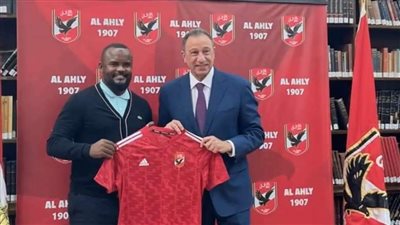 فلافيو يزور الأهلي والخطيب يهديه قميص المارد الأحمر 