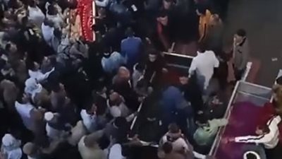 أهالي البحيرة يشيعون جثامين 3 من أسرة واحدة ضحايا حادث الطريق الصحراوي | بث مباشر