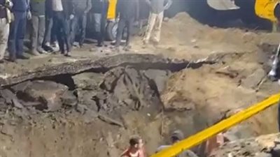 جهود حثيثة لإصلاح كسر ماسورة مياه تسبب في هبوط أرضي بالإسكندرية | بث مباشر 