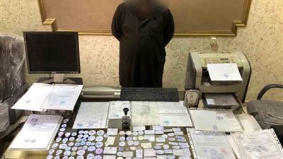 استخدم ختم نسر مزور.. القبض على مالك مكتبة بالشرقية