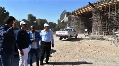 محافظ أسوان يتابع الأعمال الجارية بمشروع كوبري السيل العلوي