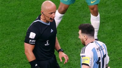 حكم نهائي كأس العالم يدين منتخب فرنسا.. ويدافع عن أحقية الأرجنتين باللقب