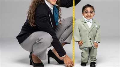 طوله 65 سم.. الإيراني أفشين إسماعيل يدخل موسوعة جينيس ويتوج بلقب أقصر رجل في العالم