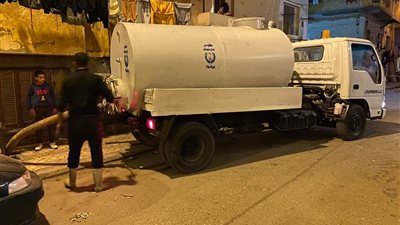 استجابة لـ الأهالي.. مجلس مدينة بورفؤاد يرفع مياه متراكمة أسفل العمارات السكنية | صور 