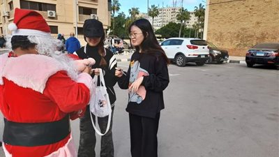 بابا نويل في الشتاء ومسحراتي في رمضان.. قصة أندرو في إسعاد زملائه بجامعة الإسكندرية