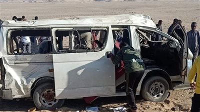 بينهم طالبات.. إصابة 15 شخصًا إثر انقلاب سيارة ميكروباص على طريق قنا - نجع حمادي
