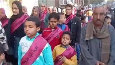 أهل الله.. زفة لحفظة القرآن الكريم تجوب شوارع قرية الرئيسية في قنا