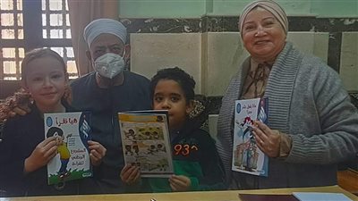 بساحة الطيب بالقرنة.. شيخ الأزهر يهدي مجلة نور للطفل عبد الوهاب محمود والطفلة أمينة يحيى