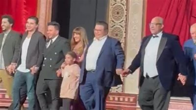 أول ظهور لابنة دنيا سمير غانم في عرض مسرحية أنستونا