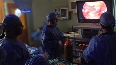 استئصال كلية بمنظار البطن الجراحي لمريضة تعاني من ضمور بالنسيج بقنا