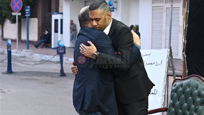 بدء عزاء والدة محمود المملوك رئيس تحرير القاهرة 24 والإعلامي محمد الباز أول الحضور | صور 