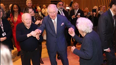 الملك تشارلز يرقص مع الناجين من محرقة الهولوكوست| فيديو